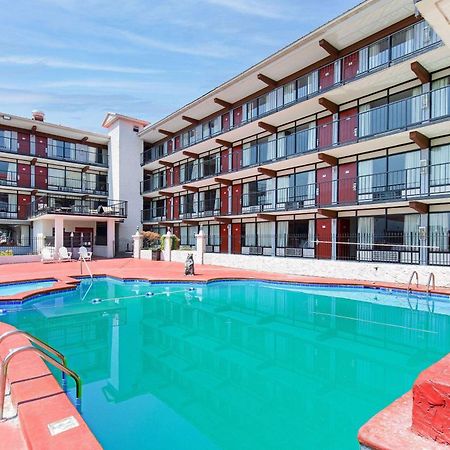 פיג'ן פורג' Americana Inn A Travelodge By Wyndham מראה חיצוני תמונה