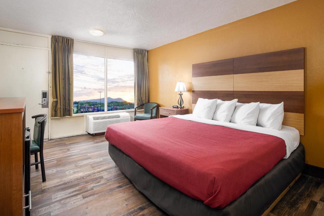 פיג'ן פורג' Americana Inn A Travelodge By Wyndham מראה חיצוני תמונה