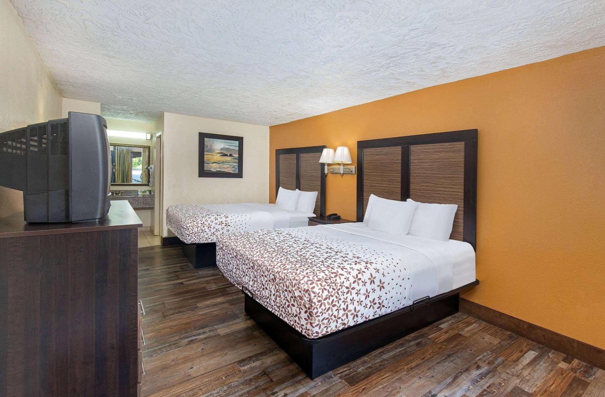 פיג'ן פורג' Americana Inn A Travelodge By Wyndham מראה חיצוני תמונה