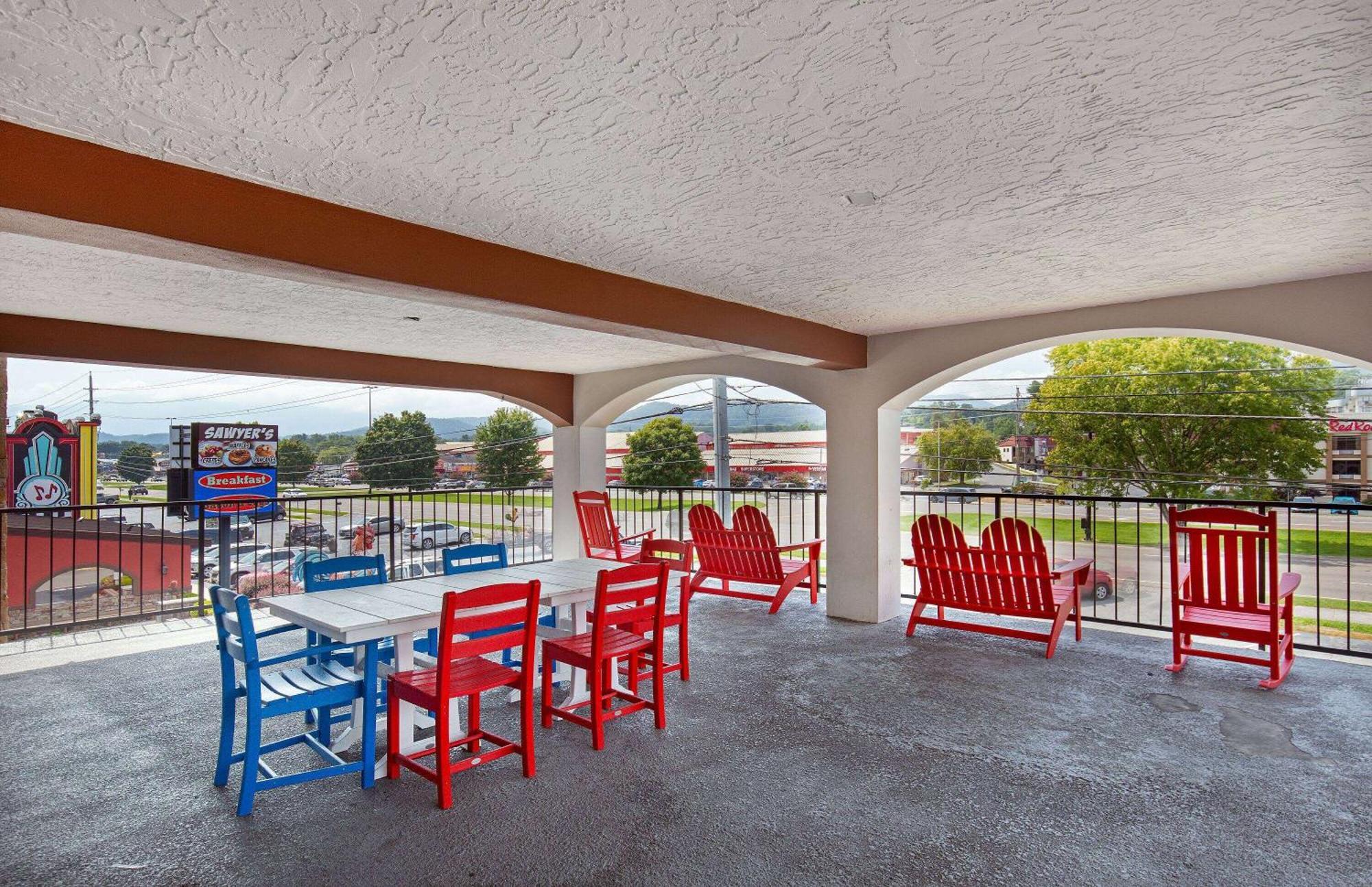 פיג'ן פורג' Americana Inn A Travelodge By Wyndham מראה חיצוני תמונה