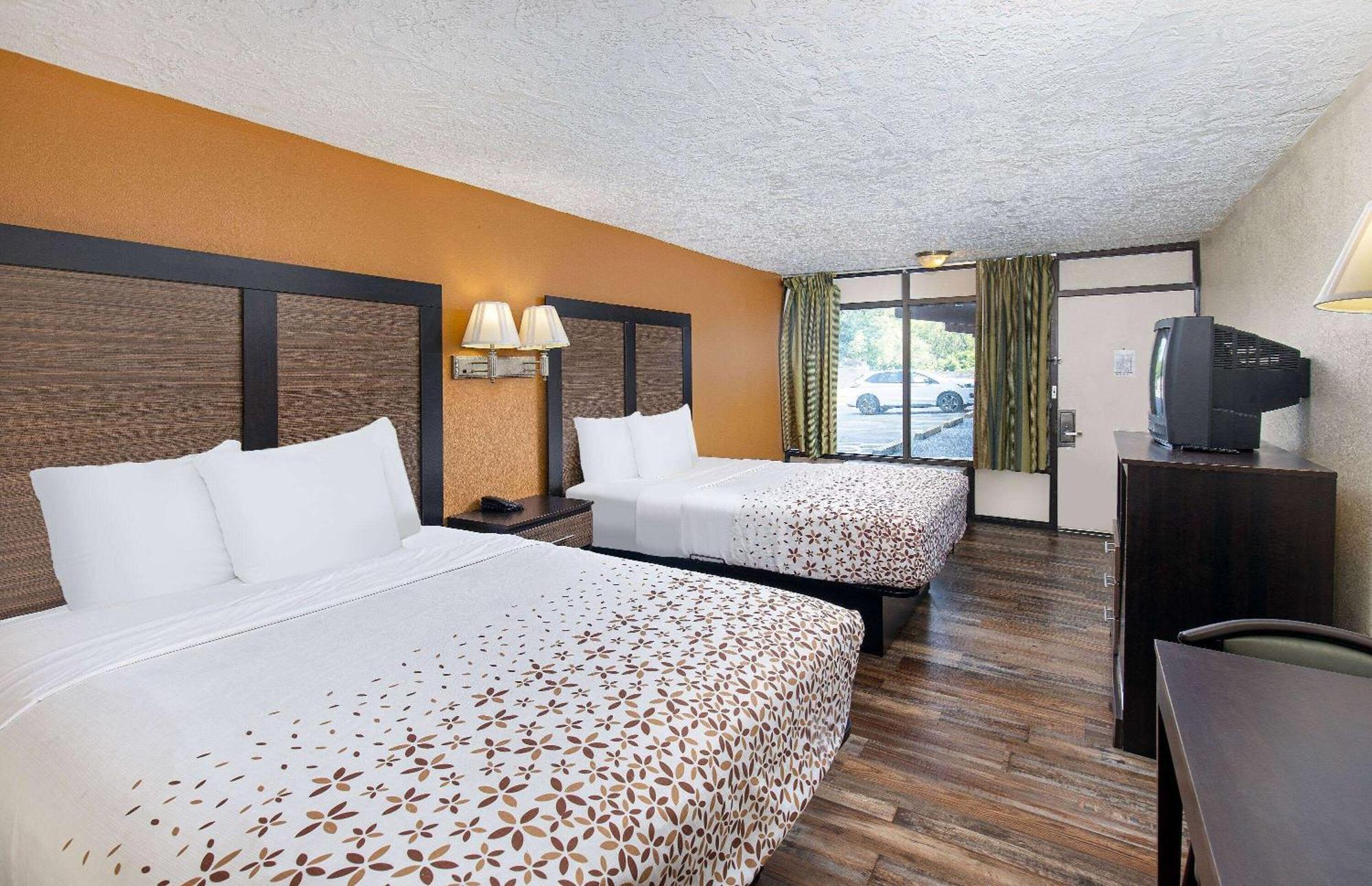 פיג'ן פורג' Americana Inn A Travelodge By Wyndham מראה חיצוני תמונה