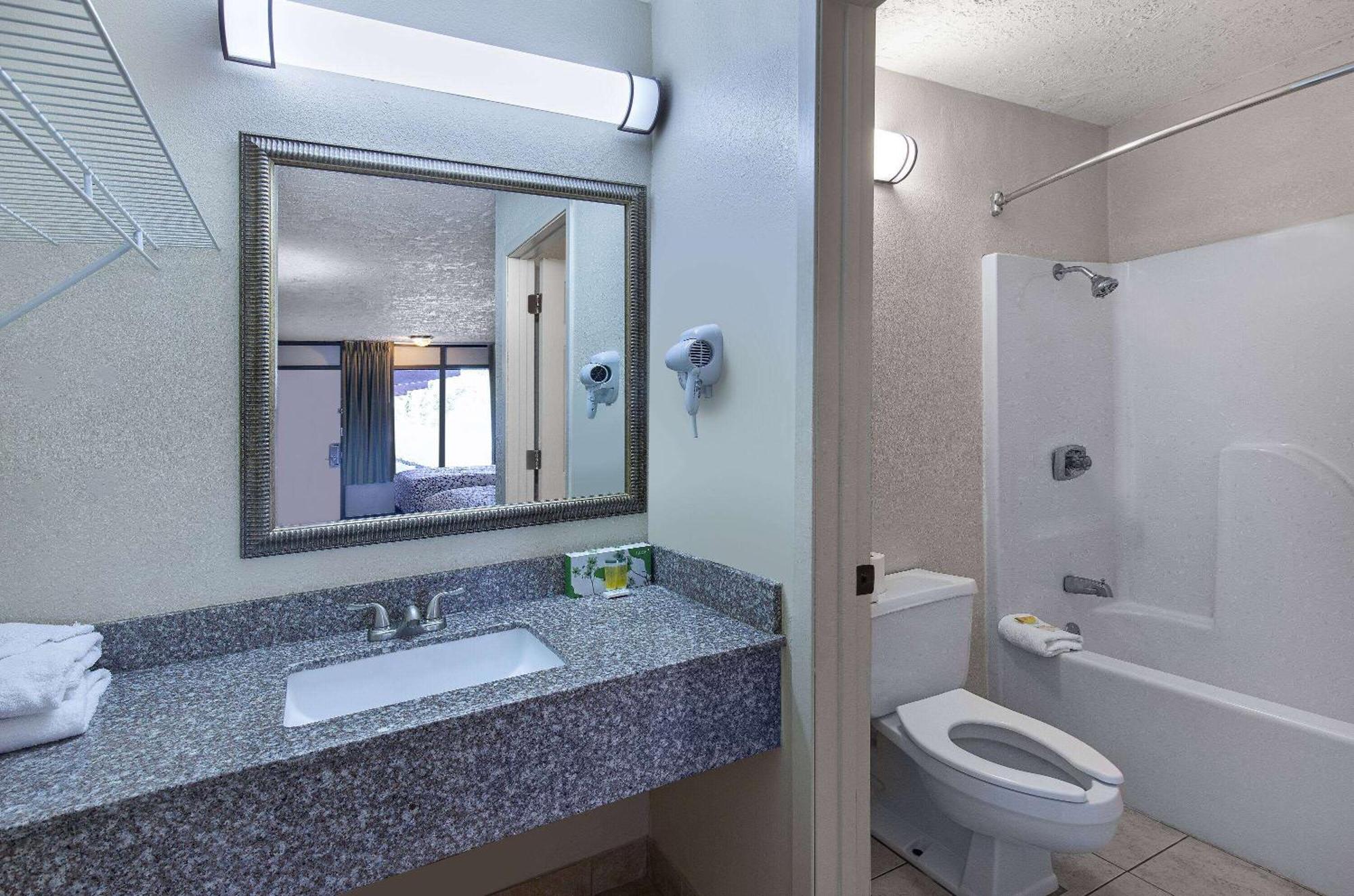 פיג'ן פורג' Americana Inn A Travelodge By Wyndham מראה חיצוני תמונה