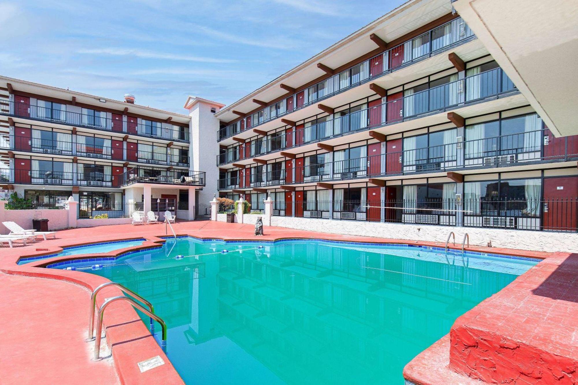 פיג'ן פורג' Americana Inn A Travelodge By Wyndham מראה חיצוני תמונה